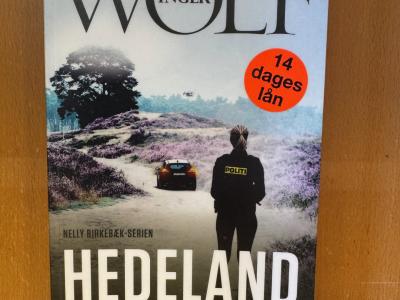 billede af bog med klistermærke 14 dages lån 