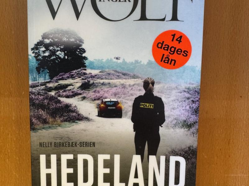 billede af bog med klistermærke 14 dages lån 